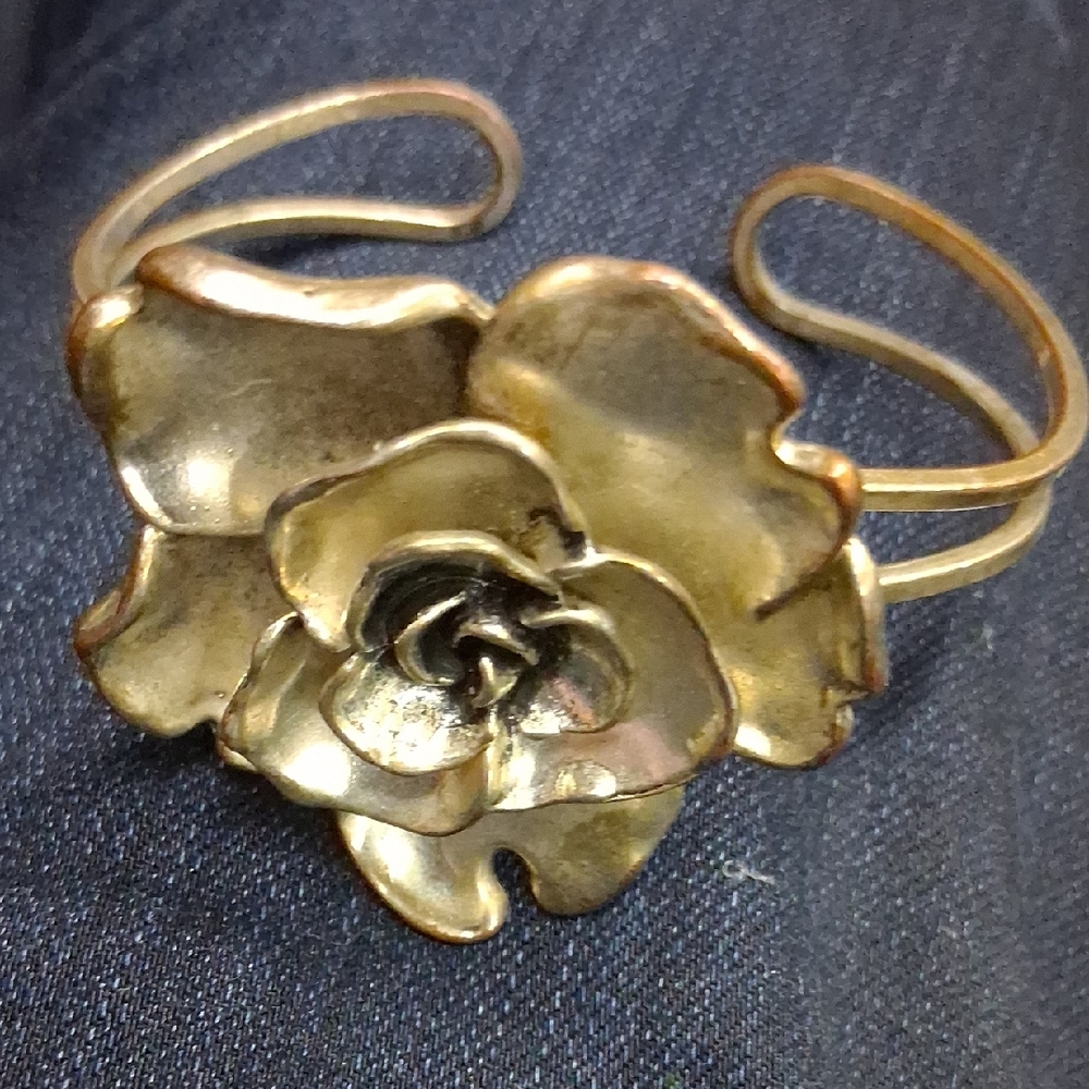 Vintage-Inspired Gold Floral Bracelet